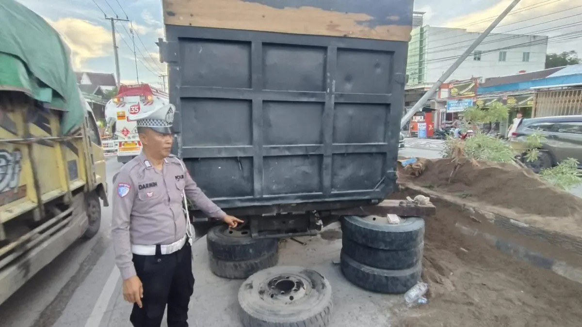 Lokasi ambruknya dump truck saat diperbaiki di Jalan Yos Sudarso II, Sangatta Utara, Rabu (17/6). (IST)

&nbsp;
