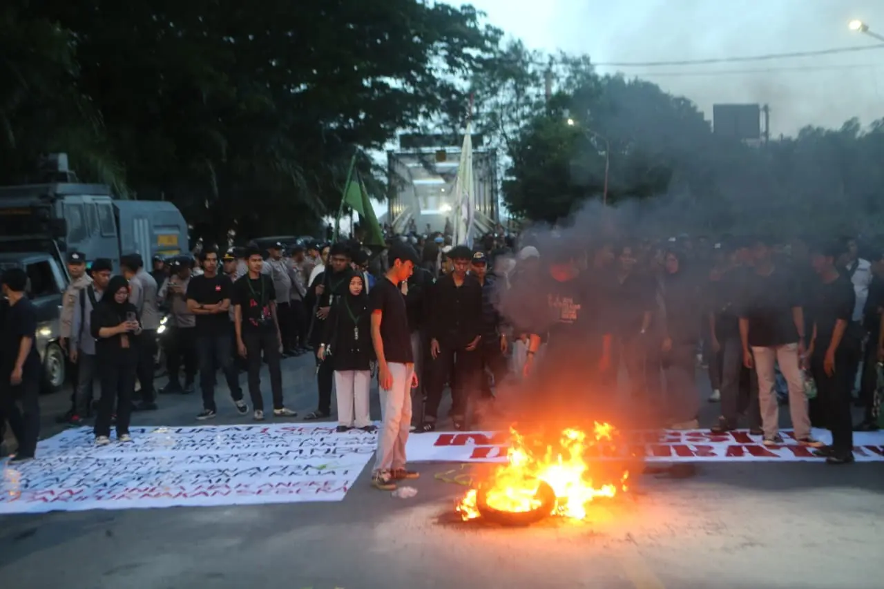Massa aksi yang tergabung dalam Aliansi Gerakan Rakyat Menggugat (Geram) saat memblokade kawasan simpang tiga lampu merah Jalan Slamet Riyadi, Sungai Kunjang, Samarinda. (RAMA/KALTIM POST)