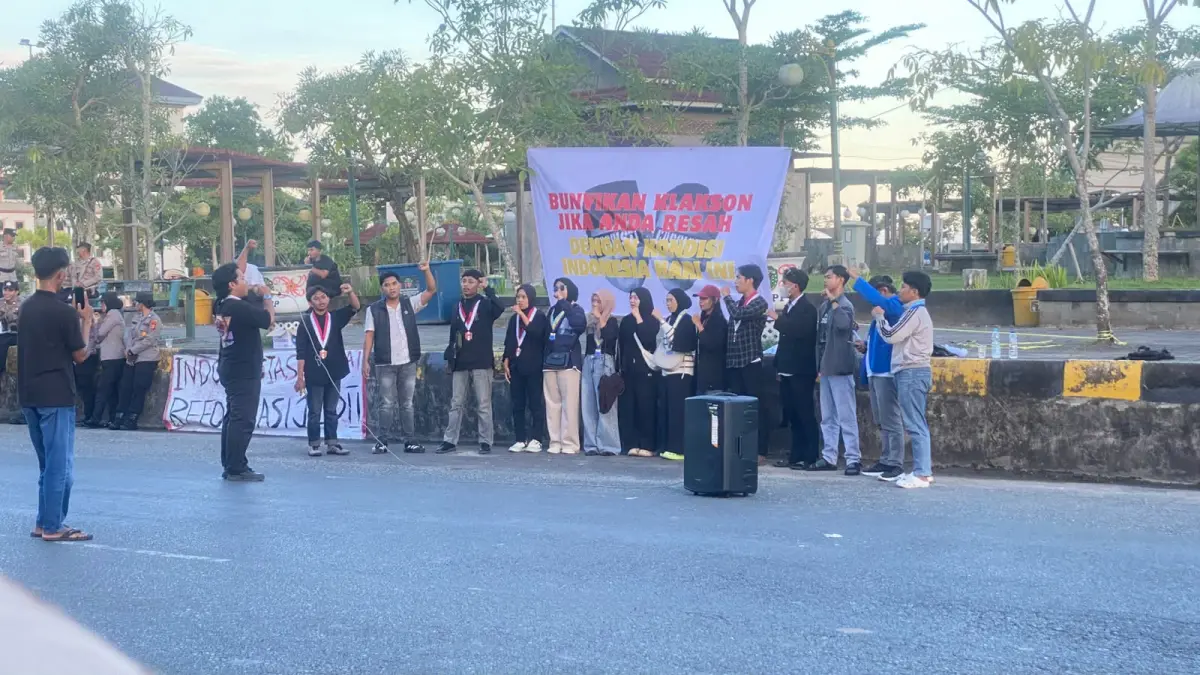 MIMBAR BEBAS: Aliansi Gerakan Rakyat Penajam (Geram) saat gelar aksi mimbar bebas  di kawasan pinggir Jalan Alun-Alun Pemkab PPU.(humas polres ppu)