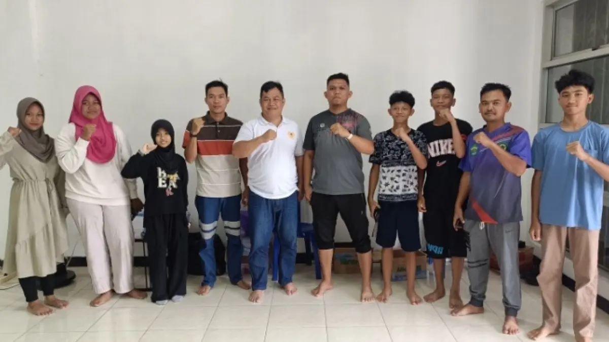 PELEPASAN: Ketua KONI Kubar Alsiyus (lima kiri) saat melepas 14 atlet panahan untuk mengikuti selekprov di Samarinda.