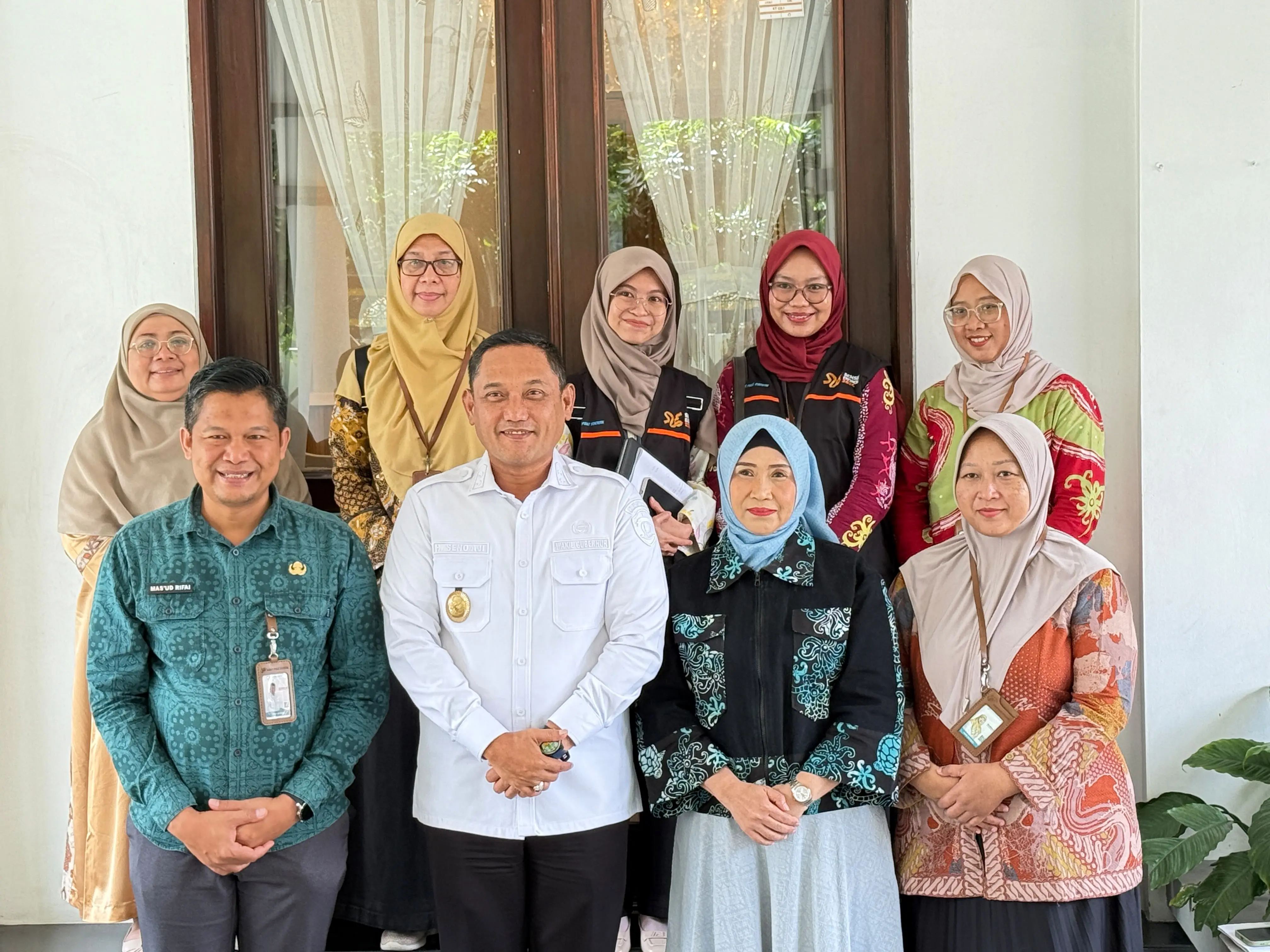 PENDATAAN: Kepala BPS Kaltim Mas’ud Rifai (depan, kiri) bersama tim melakukan pendataan SE 2026 terhadap Wakil Gubernur Kaltim Seno Aji.