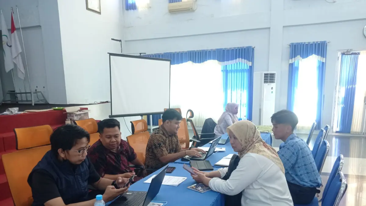 
PRA-PENDAFTARAN: Calon murid baru jenjang SMA dan SMK melakukan pengumpulan berkas untuk SPMB tahun ini di Aula SMA 1 Bontang. FOTO: ADIEL KUNDHARA/KP
