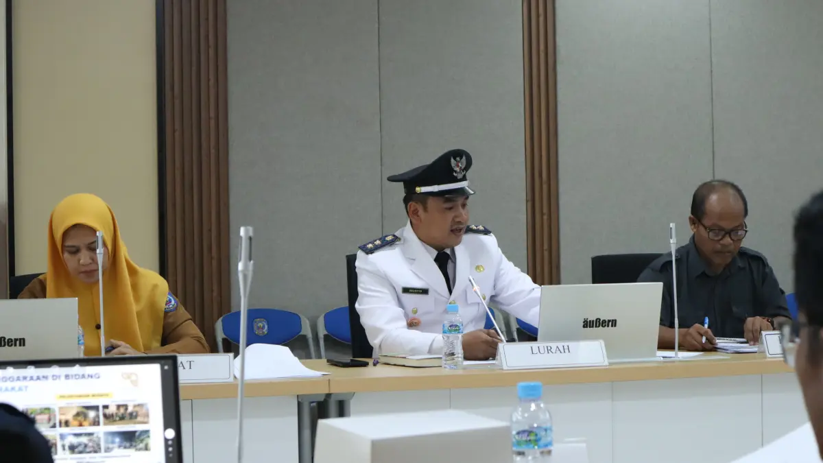 PRESENTASI: Lurah Gunung Elai Sulistyo mempresentasikan program yang ada di kelurahannya. FOTO: ADIEL KUNDHARA/KP