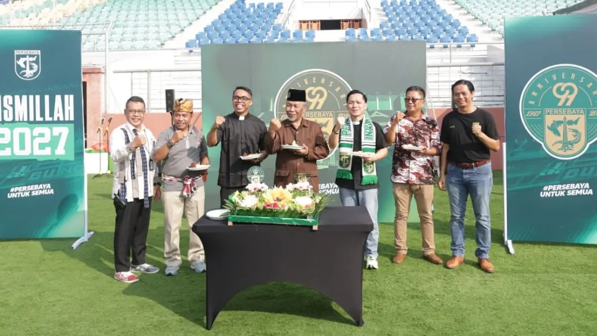 Prosesi pemotongan tumpeng dalam perayaan HUT ke-99 Persebaya Surabaya di Stadion Gelora 10 November, Kamis (18/6). Perayaan tahun ini mengusung semangat "Persebaya untuk Semua" menuju usia satu abad.