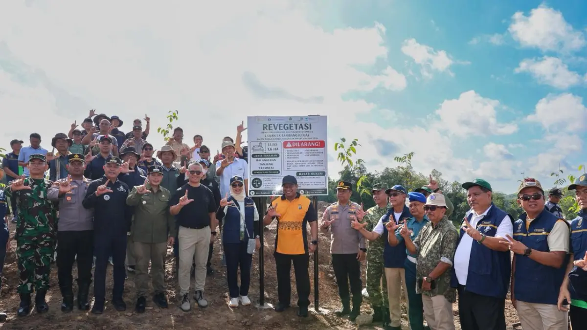 REVEGETASI: Peresmian program revegetasi seluas 1,6 hektare di Kelurahan Sungai Seluang, Kukar, Kamis (18/5) oleh Deputi Bidang Lingkungan Hidup dan SDA OIKN, Myrna A. Safitri bersama instansi, TNI/Polri dan pemerintah setempat. (HUMAS OIKN)