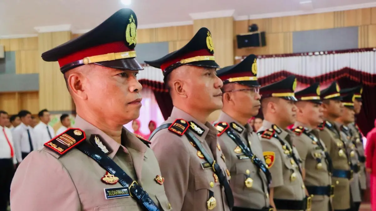 SERTIJAB: Pengambilan sumpah dan serah terima jabatan Kasat Polairud, Kapolsek Bengalon, Kapolsek Rantau Pulung, Kapolsek Kongbeng, dan Kapolsek Teluk Pandan di Gedung Auditorium Polres Kutim, Kamis (18/6). 