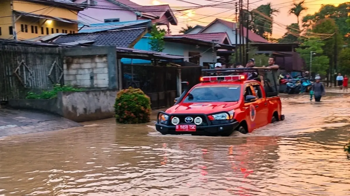 SIAGA: Mobil operasional BPBD Samarinda membantu evakuasi warga di Jalan Lempake Jaya, kecamatan Samarinda Utara akibat tingginya genangan banjir Kamis (18/6). (PUSDALOPS BPBD SAMARINDA UNTUK KALTIM POST)