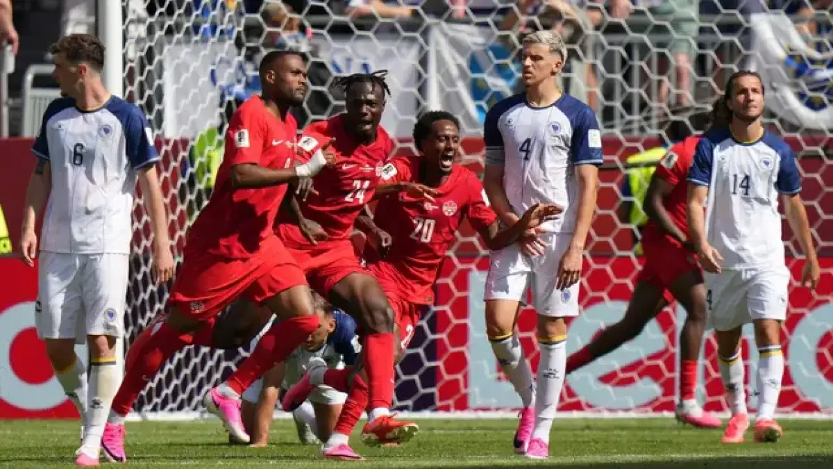SKOR: Selebrasi striker Timnas Kanada, Cyle Larin, usai mencatatkan namanya di papan skor saat bersua Bosnia-Herzegovina pada laga pembuka Grup B Piala Dunia 2026 yang berlangsung di Toronto, Sabtu (13/6) dini hari WIB.(AP)