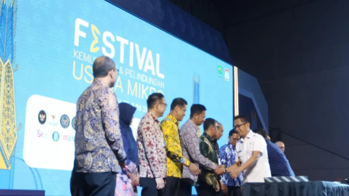 Wali Kota Balikpapan Rahmad Mas’ud bersama Plt Deputi Bidang Usaha Mikro Kementerian UMKM Riza Damanik menyalami pelaku UMKM dalam Festival Kemudahan dan Perlindungan Usaha Mikro di BSCC Dome, Balikpapan, Rabu (17/6/2026). (ANGGI PRADITHA/KALTIM POST)