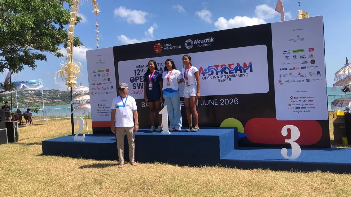 Atlet renang muda andalan Kabupaten Paser, Filzah Keysha Arfa Rois (tengah), saat berdiri di atas podium kehormatan usai menerima medali emas nomor 1,5 kilometer putri kategori usia 12–14 tahun pada ajang 12th Asian Open Water Swimming Championship (AOWS) 2026 di Jimbaran, Badung, Bali. (IST)