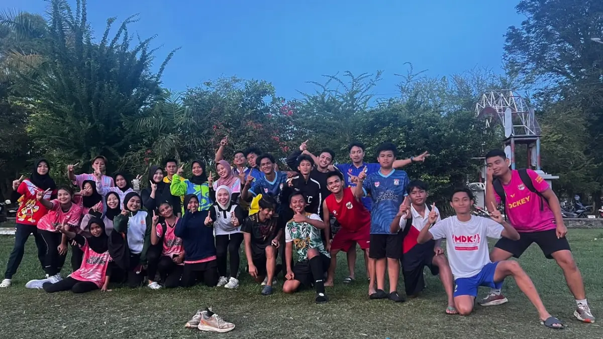 Atlet hoki Balikpapan terus berlatih sebagai persiapan menghadapi Porprov Kaltim VIII/2026 Paser. (NURON SETYA W/KALTIM POST)