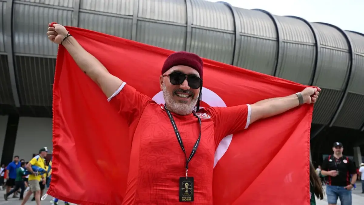 BENDERA: Jelang duel penyisihan Grup F Piala Dunia 2026 kontra Swedia, suporter Tunisia membentangkan bendera raksasa di Stadion Banco Bilbao Vizcaya Argentaria (BBVA), Monterrey, Meksiko, Minggu lalu.(ANT)