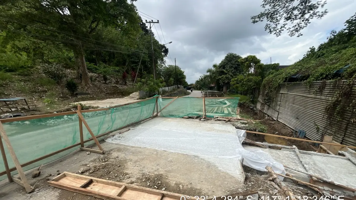 DIBANGUN. Tampak saluran lintas atau cross drain di Desa Jembayan, ruas jalan nasional Loa Janan–Tenggarong–Kotabangun.