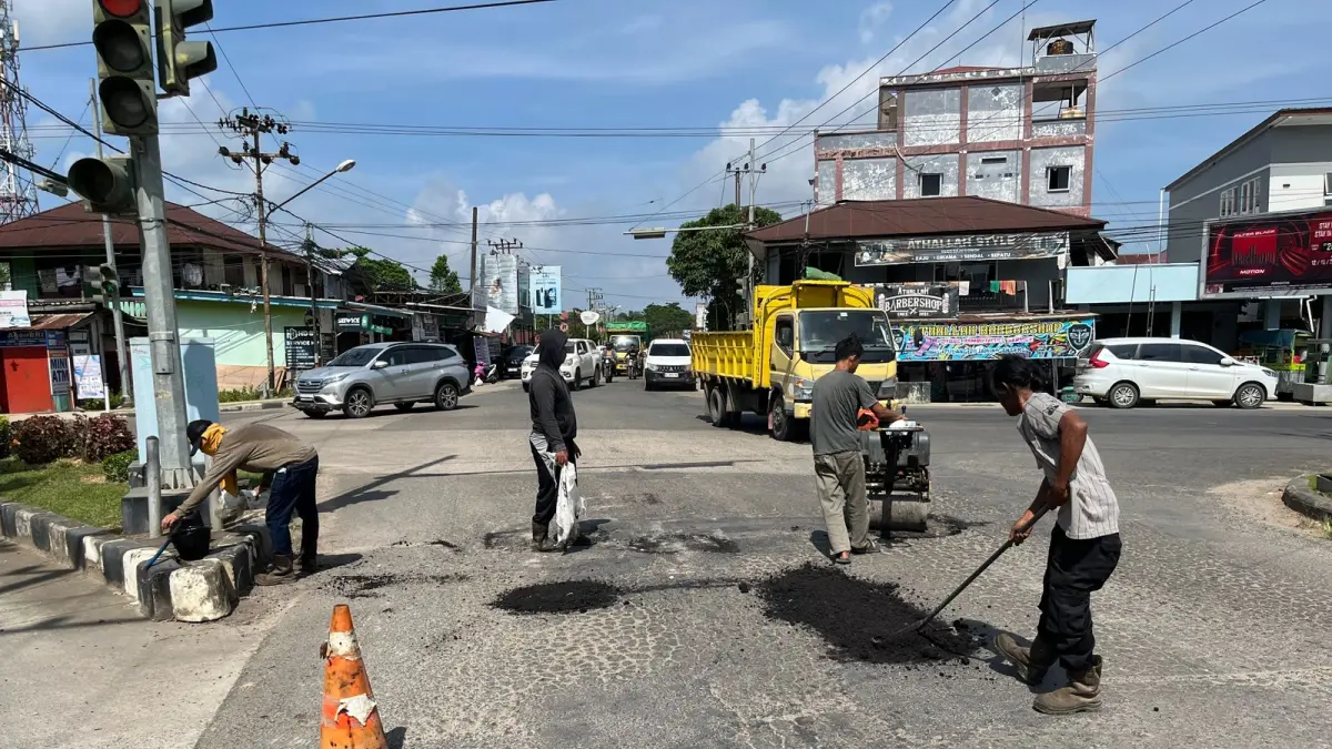 FOKUS PERBAIKAN: Perbaikan TRC DPUPR Berau difokuskan pada titik-titik kerusakan atau spot by spot, terutama lubang jalan yang berpotensi membahayakan pengendara. (SENO/BP)