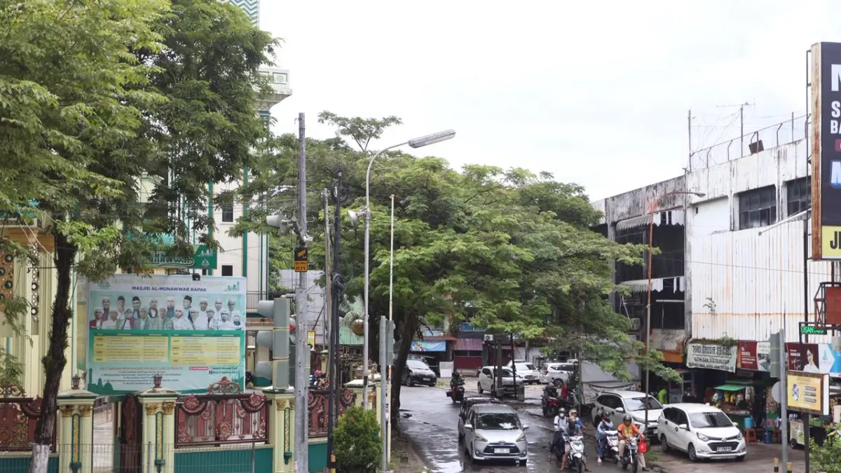 KONDISI LALU LINTAS: Suasana arus lalu lintas di kawasan Jalan Al Munawar, Balikpapan. Dinas Perhubungan Balikpapan resmi mengembalikan rekayasa lalu lintas di jalur ini ke kondisi semula pasca-berakhirnya proyek RDMP. ANGGI PRADITHA/KP