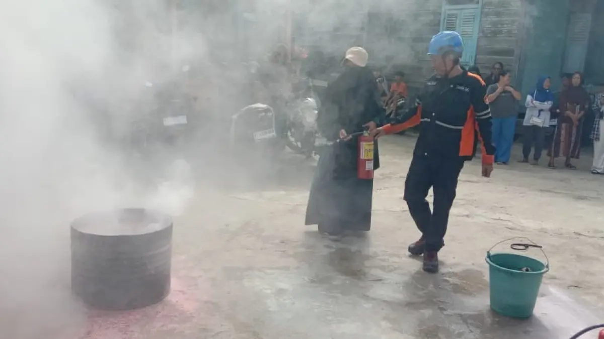 PADAMKAN API: Materi sosialisasi kesiapsiagaan bencana diberikan kepada warga. Termasuk simulasi penanganan kebakaran akibat kebocoran gas, dan pelatihan memadamkan api menggunakan apar.