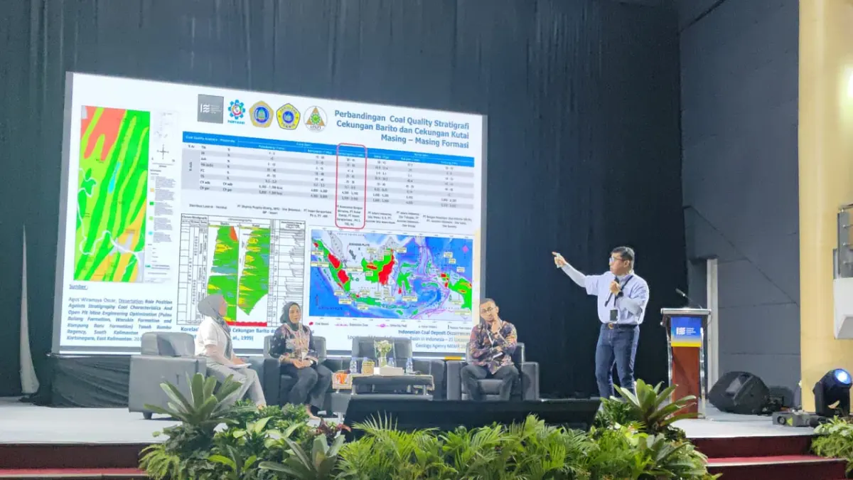 PAPARKAN: Dr Ir Agus Wiramsya Oscar memaparkan pertumbuhan industri dengan inovasi supply chain di Kaltim.
