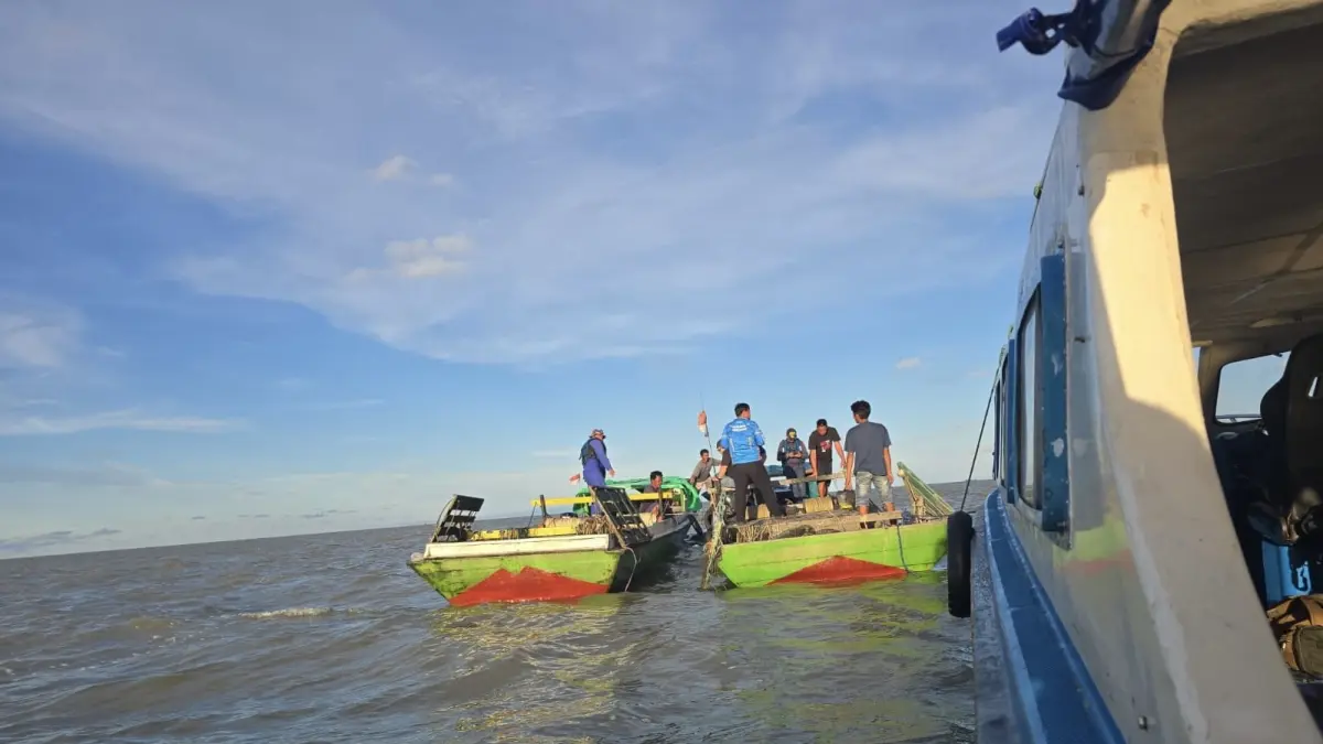 PATROLI: Diskan Berau bersama stakeholder lainnya melaksanakan patroli perairan guna mencegah atau bahkan menangkap langsung jika menemukan pelaku ilegal fishing di perairan Berau. (SENO/BP)