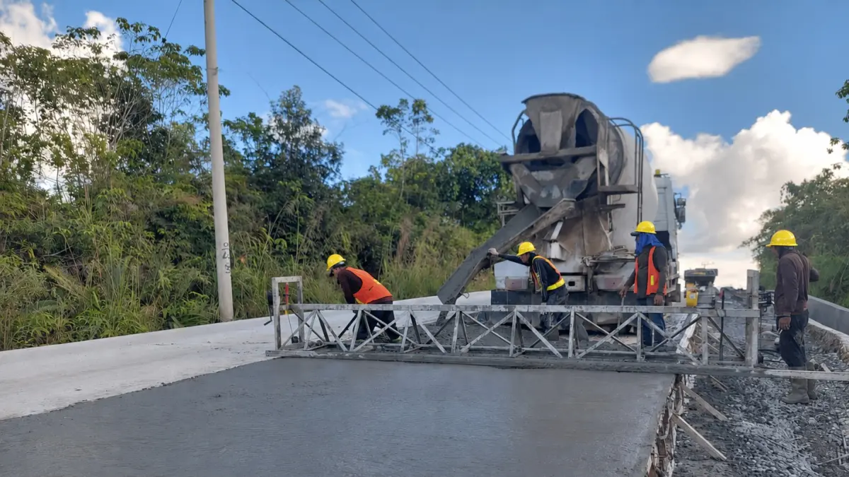 Pekerjaan rigid pavement Segmen 2 ruas Jalan Sp Blusuh–Batas Kalimantan Tengah terus dikebut. Proyek ini diharapkan meningkatkan konektivitas serta memperlancar distribusi logistik antara Kaltim dan Kalteng.