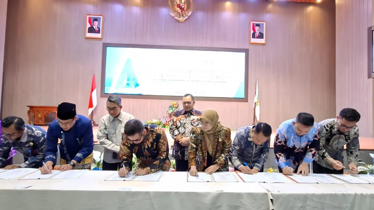 Penandatanganan kerja sama antara Rumah Sakit Jantung dan Pembuluh Darah Harapan Kita bersama 12 direktur RSUD se-Kaltim di Ruang Meranti, Kantor Bupati Kutim, Jumat (19/6). (Jufriadi/KP)