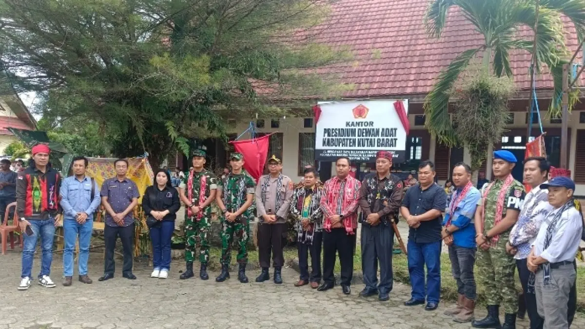 PERESMIAN: Peresmian kantor Presedium Dewan Adat oleh Bupati Kubar, Frederick Edwin di kawasan Taman Budaya Sendawar (TBS), Jumat (19/6).