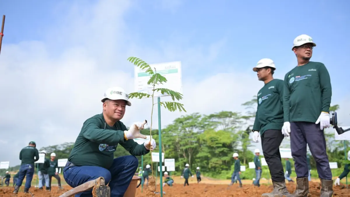 Reno Barus (kiri) pimpin penanaman pohon di lahan pasca tambang BBE-KMIA.