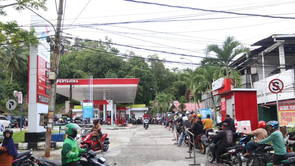 Sejumlah kendaraan mengantre untuk mengisi BBM jenis Pertalite di salah satu SPBU di Balikpapan, Kalimantan Timur. (ANGGI PRADITHA/KP)

&nbsp;