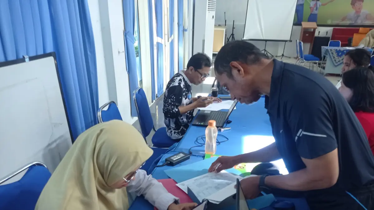 SERAHKAN BERKAS : Para siswa melakukan regristasi saat pra pendaftaran SPMB SMK di Aula SMA 1 Bontang. FOTO: ADIEL KUNDHARA/KP