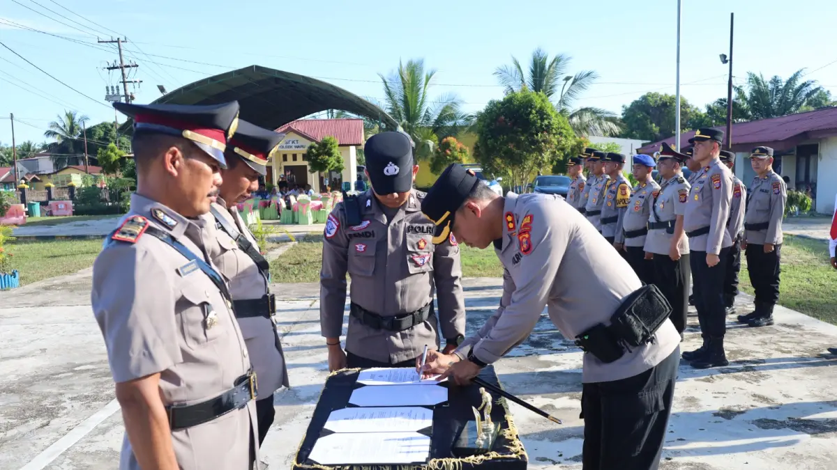 SERTIJAB: Kapolres PPU, AKBP Andreas Alek Danantara menandatangani berita acara sertijab kapolsek Waru dari Iptu Lilik Sulistia kepada penggantinya AKP Widodo.(humas polres ppu)
