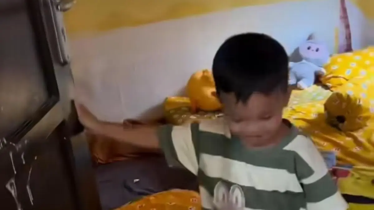 TERKUNCI: Seorang anak terkunci dalam kamar saat bermain kunci. Petugas BPBD Balikpapan berhasil lakukan penyelamatan.
