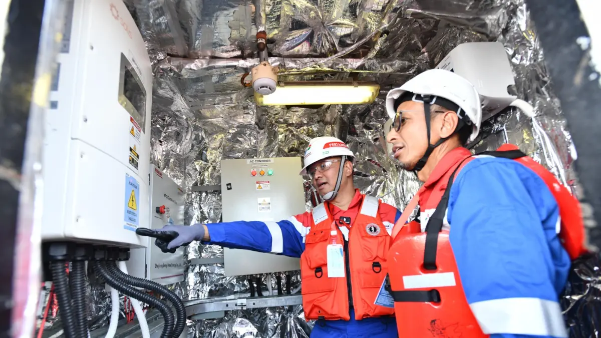 TRANSISI ENERGI: Pemasangan dan pengoperasian sistem PLTS dilakukan di galangan kapal di Pangkal Pinang, Bangka Belitung, Kamis (11/6/2026), dipantau langsung Direktur Transformasi dan Keberlanjutan Bisnis Pertamina, Agung Wicaksono.