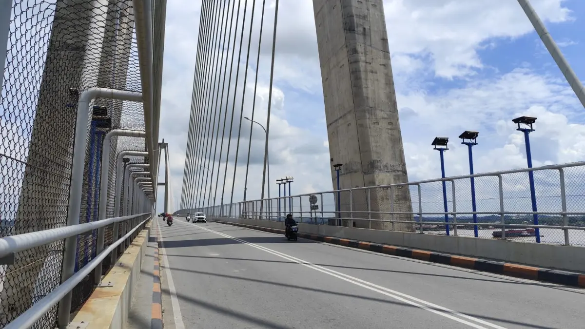 TUNGGU: Dishub masih mengusulkan anggaran perbaikan lampu tematik di Jembatan Achmad Amins Kecamatan Sambutan.