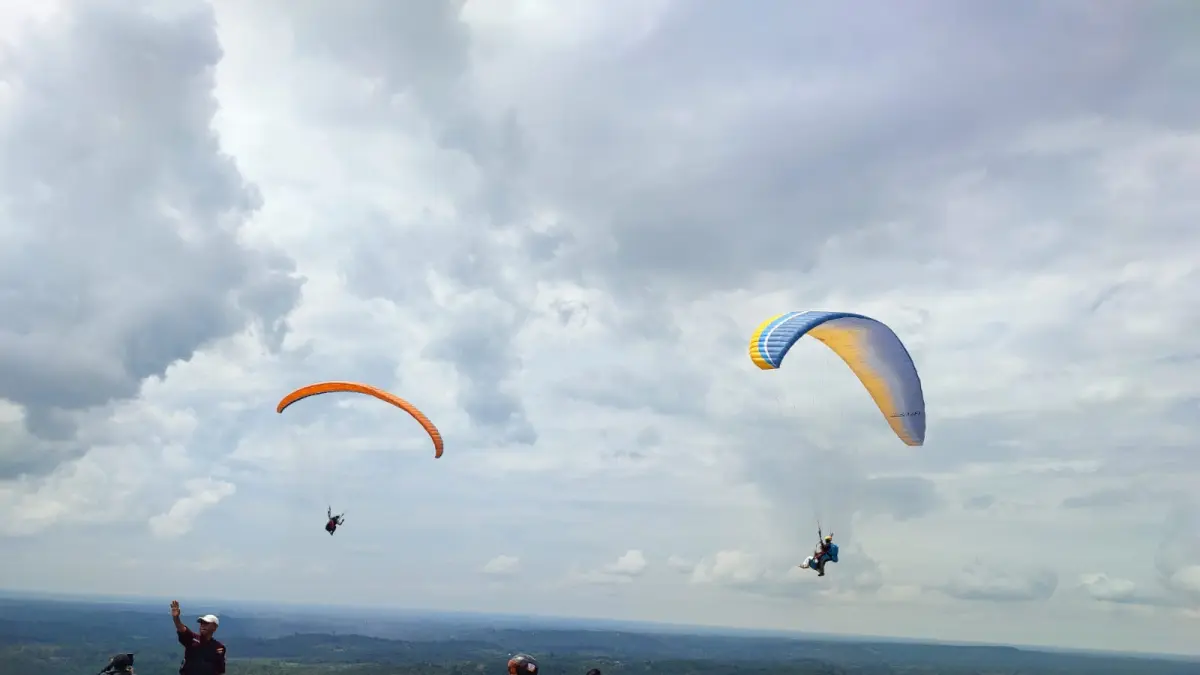 Wisatawan saat menikmati keindahan draf panorama alam berselimut awan di kawasan wisata Gunung Embun (Gunung Boga), Desa Luan, Kabupaten Paser. 