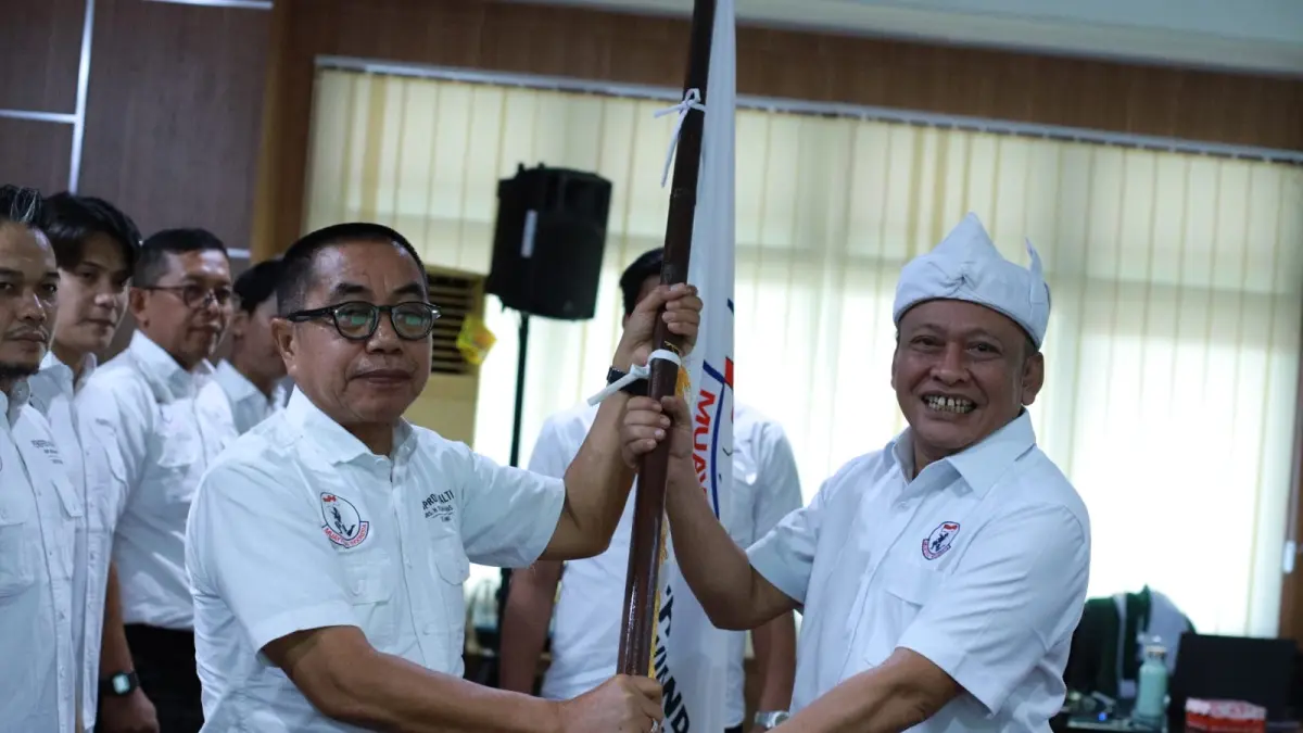 AKLAMASI: Rusdiansyah Aras (kiri) menerima pataka dari Wakil Ketua PB MI Rahyang Mandalajati Evi Silviadi. (DONI ADITYA/KP)