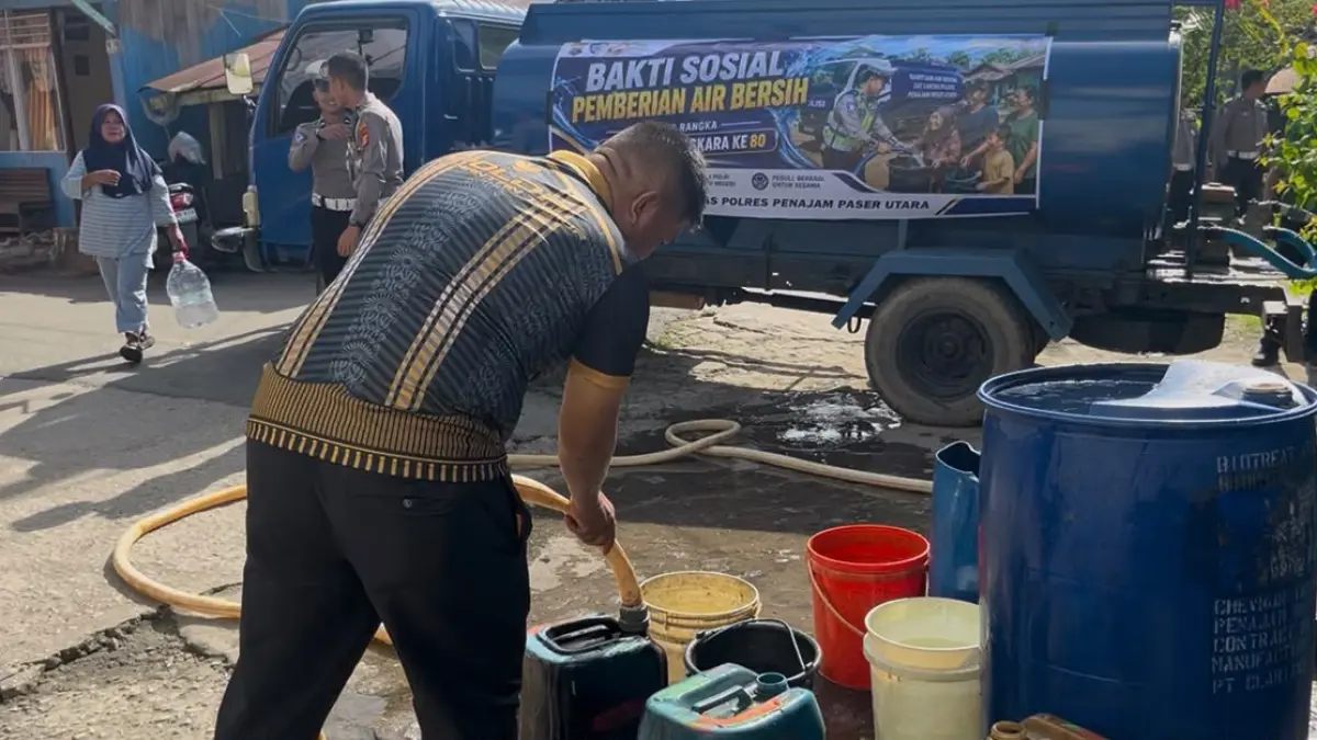 BANTU AIR: Satlantas Polres PPU memberikan bantuan air kepada warga di Kelurahan Kayu Api, Kecamatan Penajam, PPU.(humas polres ppu)
