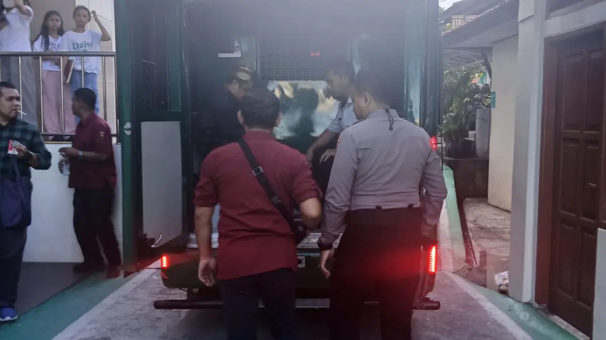 Catur Adi Prianto dikawal petugas memasuki kendaraan tahanan setelah divonis 7 tahun penjara. (MUHAMMAD TAUFIK/KP)