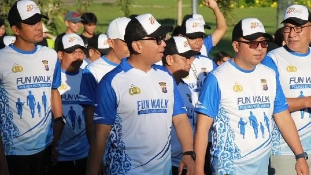 Frederick Edwin, AKBP Boney Wahyu Wicaksono, Letkol Inf Doni Fransisco, dan unsur FKPD Kubar ikut dalam jalan sehat.