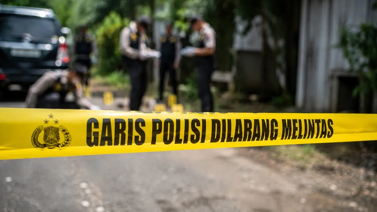 Ilustrasi. Polisi sedang memeriksa TKP.
