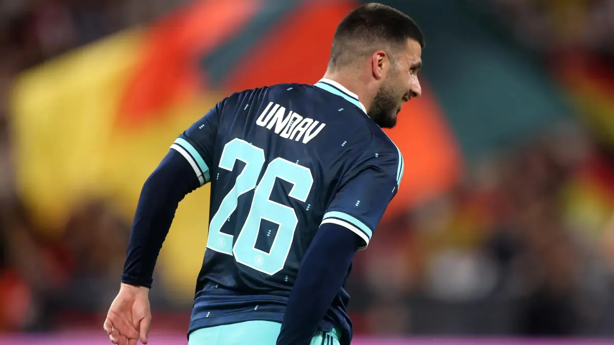 Jersey Jerman dengan nametag Deniz Undav sudah bisa dibeli lagi oleh fans setelah sempat mandek karena kekurangan stok huruf V. (GETTY IMAGES)
 
