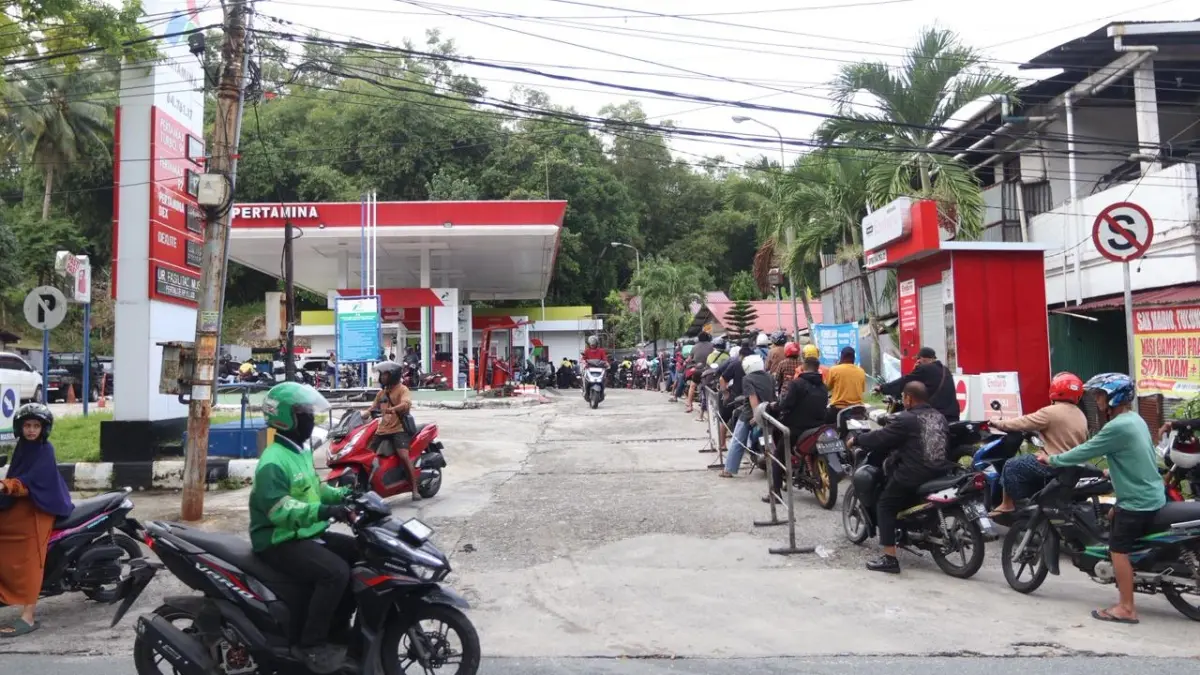 Kendaraan mengular membeli pertalite di SPBU Gunung Guntur, Balikpapan. (FOTO ANGGI PRADITHA/KP)