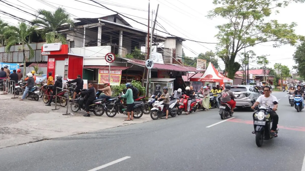 Pengendara mengantre pertalite di SPBU Gunung Guntur, Balikpapan.