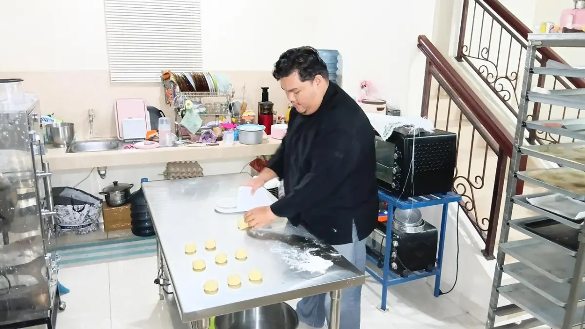 PERCAYA DIRI: Chef Daus saat berada di dapur produksinya. Pengalaman lebih dari dua tahun bekerja di Oman menjadi modal utama dalam mengembangkan usaha kuliner di Samarinda.