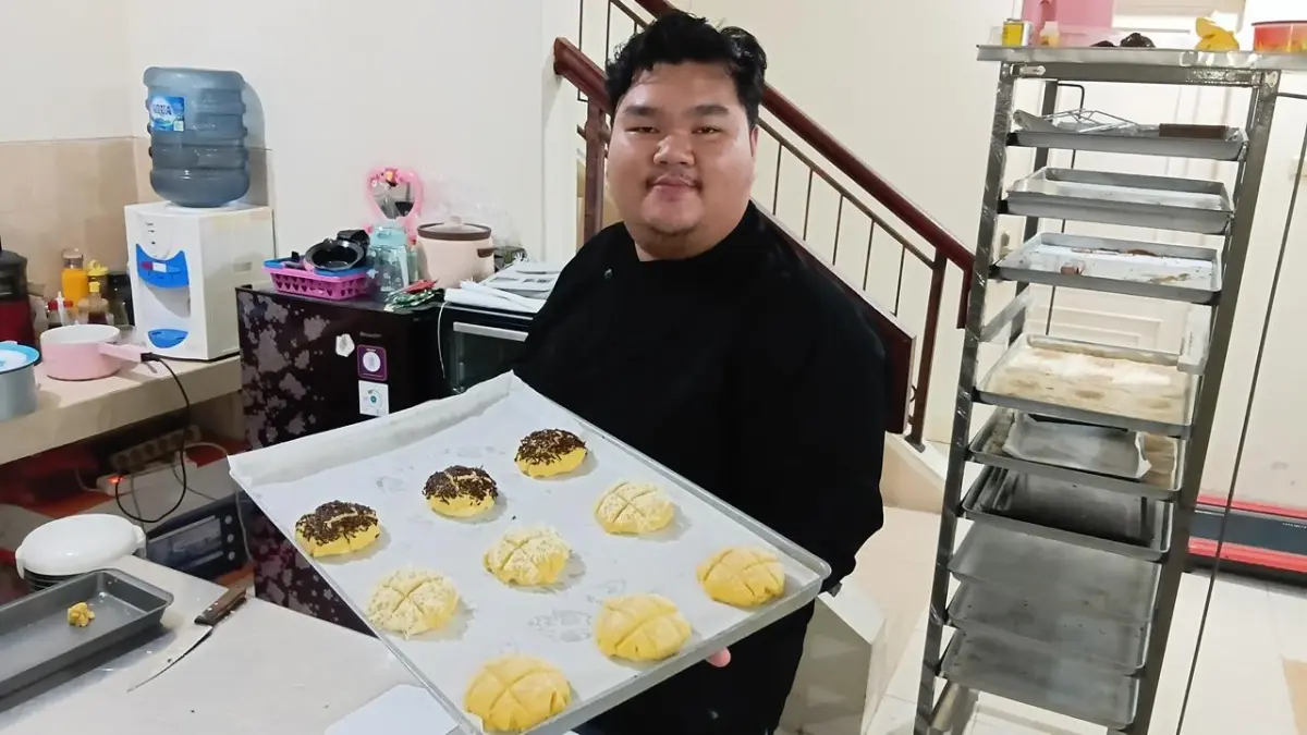 SARAT PENGALAMAN: Ahmad Firdaus menunjukkan salah satu produk pastry buatannya. Pria kelahiran 1998 itu pernah meniti karier di industri pastry di Indonesia, Malaysia hingga Oman sebelum kembali membangun usaha sendiri di Samarinda. 