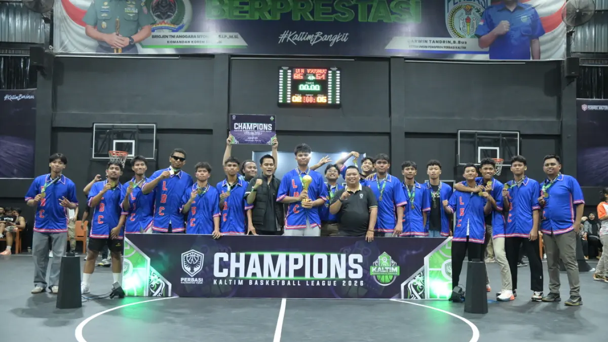 SEJARAH: LBC Bontang menjadi juara KBL di kategori SMA Putra. Hasil ini menjadikan pelatih mereka, Yoga Wirawan, meraih three-peat. (DONI ADITYA/KP)