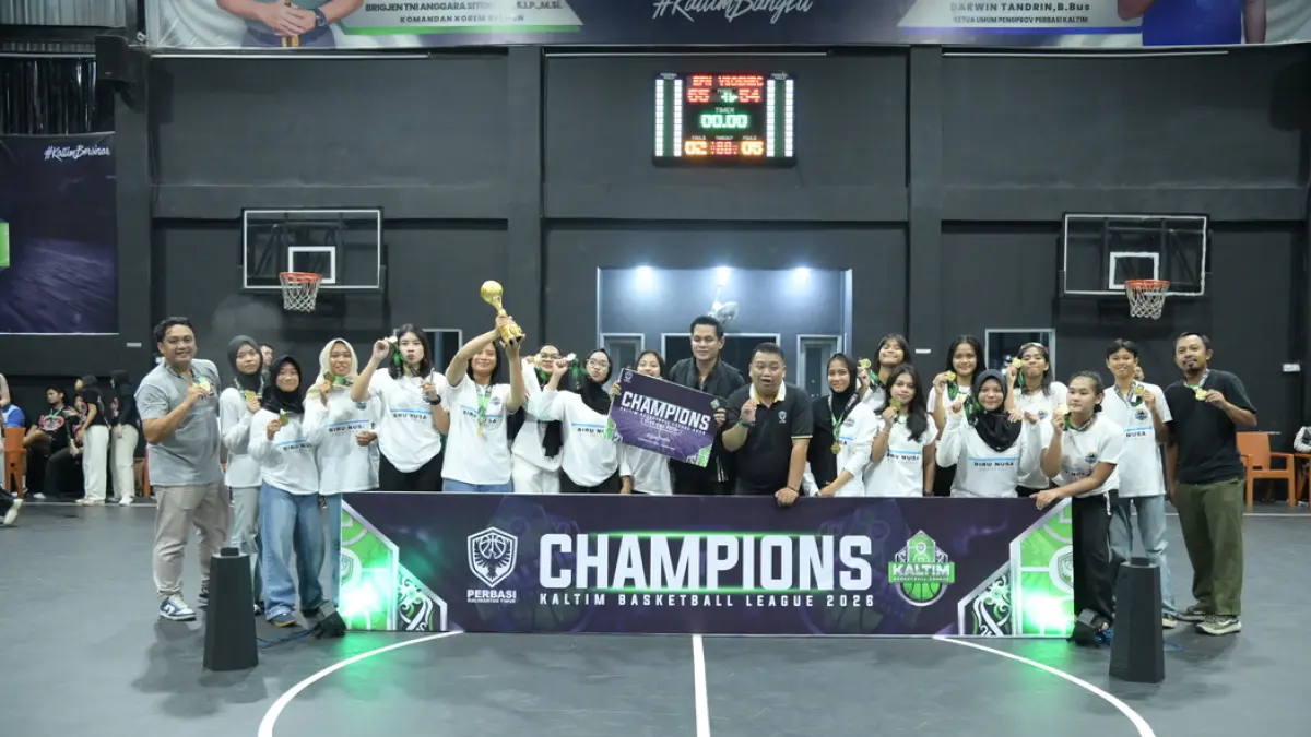 SUKSES: Setelah perlawanan sengit menghadapi Bluefin Samarinda, Biru Nusa Balikpapan mengunci gelar juara di kategori SMA Putri. (DONI ADITYA/KP)