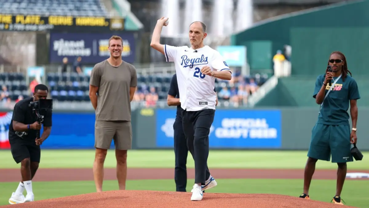 Thomas Tuchel berlatih melempar bola sebelum seremoni laga MLB di Kauffman Stadium. (ESPN)