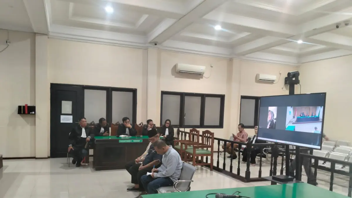 Tiga terdakwa dalam kasus hibah KONI Samarinda menjalani sidang pembacaan tuntutan, Jumat (19/6/2026). (Bayu/KP)