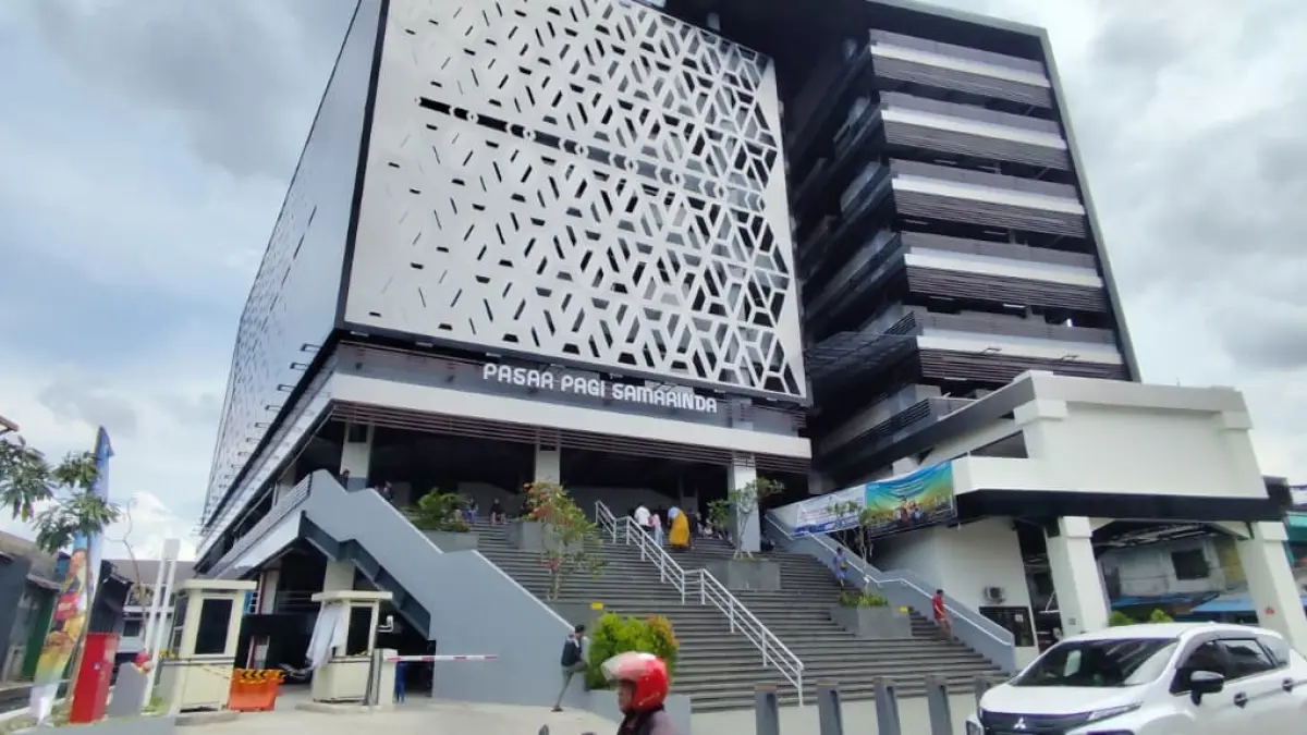 AKHIRNYA DITANGANI: Pemkot Samarinda akhirnya mengalokasikan anggaran untuk perbaikan tempias di gedung baru Pasar Pagi Kecamatan Samarinda Kota. (DENNY SAPUTRA/KP)