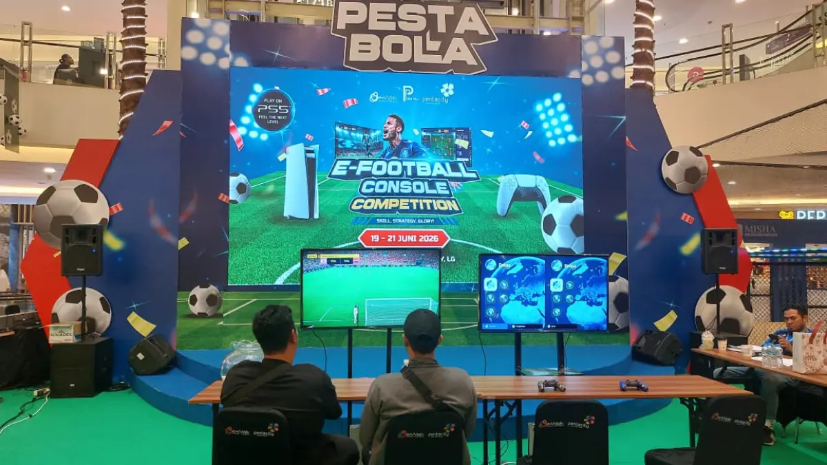 ANTUSIAS: Ratusan peserta berebut gelar juara di E-Football Console Competition, di Atrium Pentacity Shopping Venue, Sabtu (20/6). OKTAVIA MEGARIA/KP