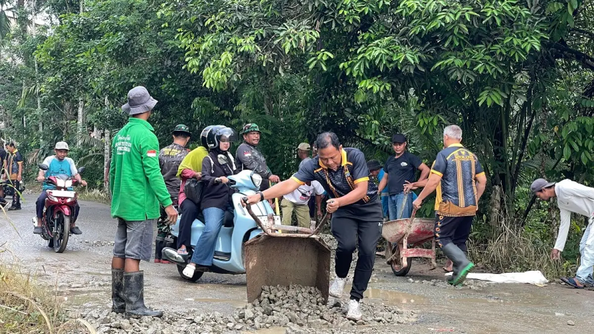 ATASI MASALAH: Perbaikan jalan dilakukan di ruas Dusun Merangan RT 007 dan RT 008, Desa Loh Sumber. IST/KP